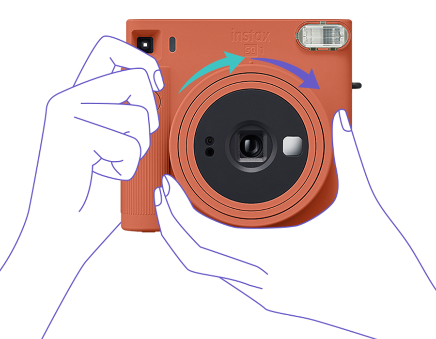 Камера Fujifilm Instax Square SQ1 у руці, демонстрація інтуїтивного повороту об’єктива