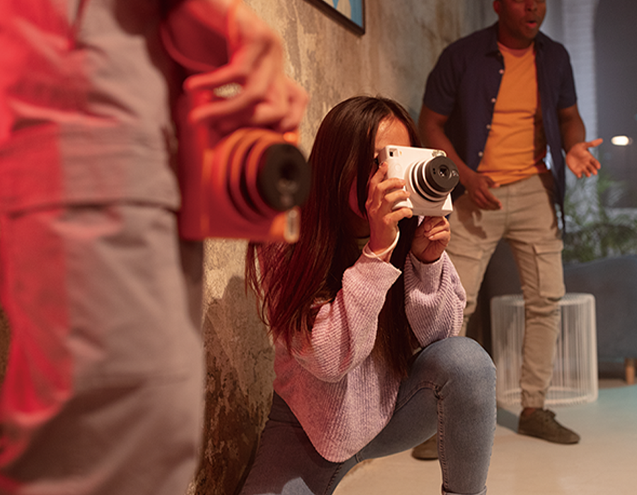 Камера Fujifilm Instax Square SQ1 лежить на поверхні, зображення демонструє режим автоматичної експозиції