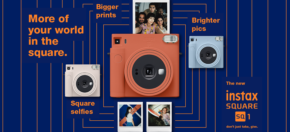Надруковані квадратні фотографії від Fujifilm Instax SQ1 розкладені на столі, приклад результату зйомки