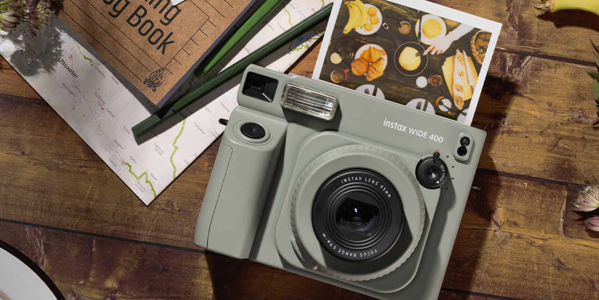 Загальний вигляд камери Fujifilm Instax Wide 400 з фронтального ракурсу