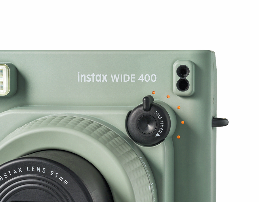 Камера Fujifilm Instax Wide 400 на таймері з підсвічуванням LED-індикатора