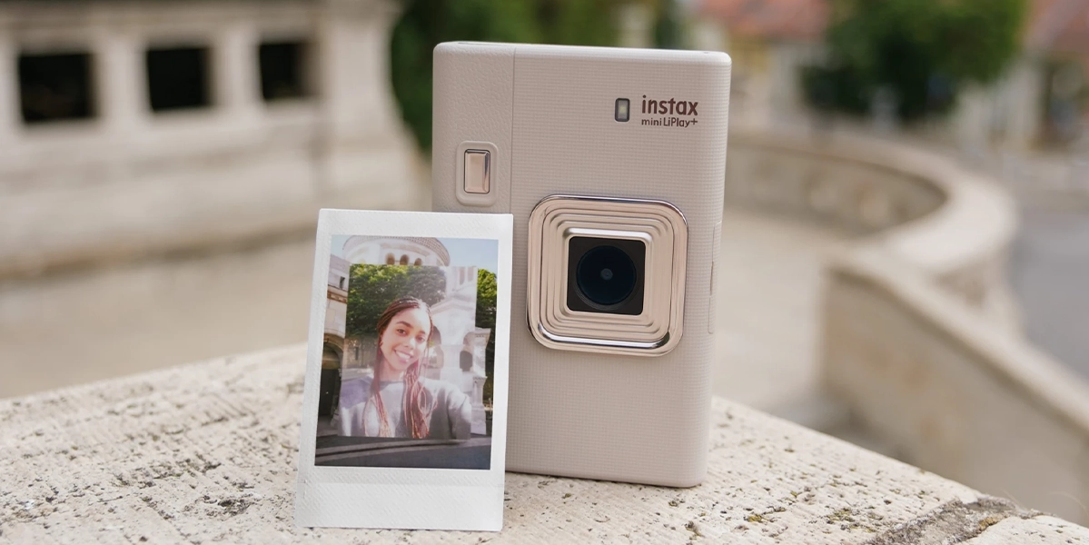 Гибридная фотокамера моментальной печати instax mini LiPlay+ с двумя объективами и стильным корпусом