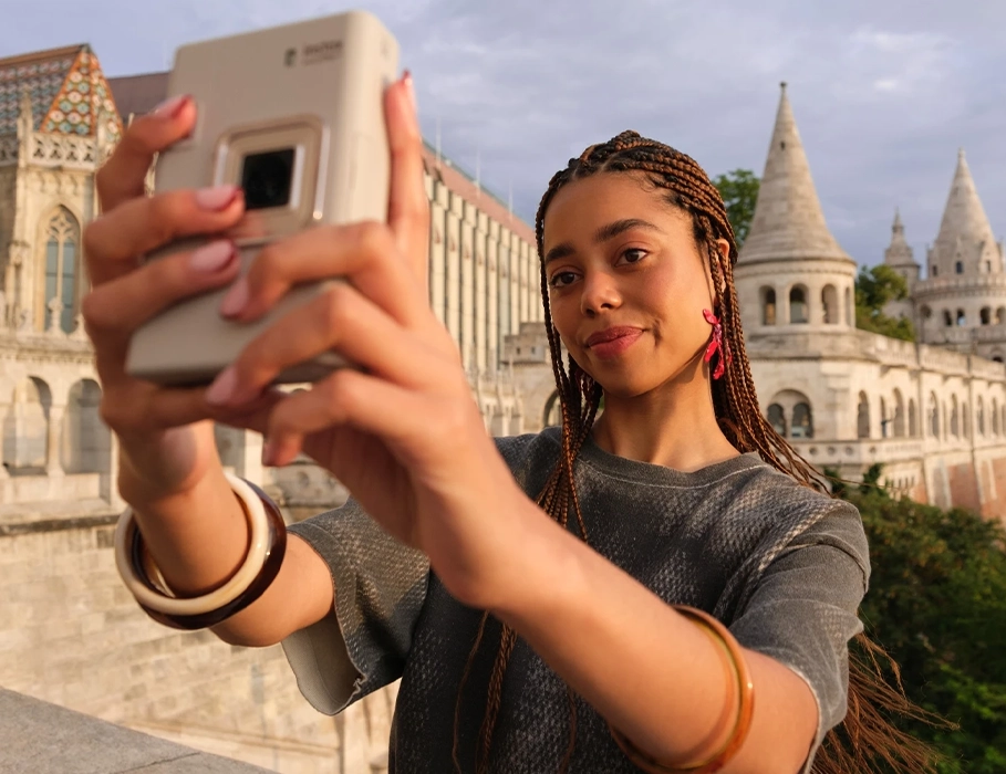 Селфи-камера instax mini LiPlay+ во время съемки автопортрета