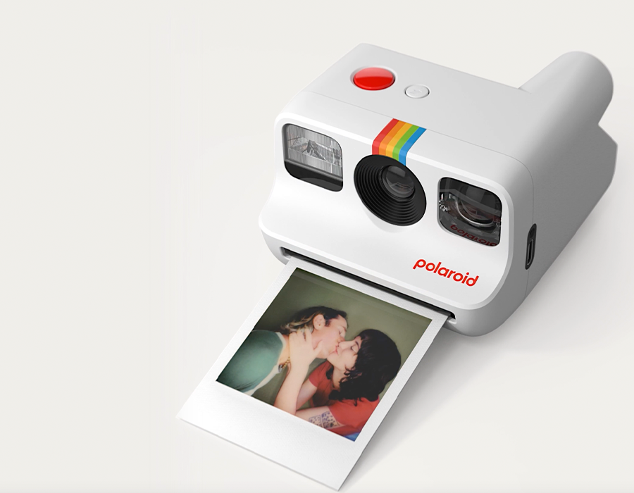 Polaroid Go Gen 2 з підключеним кабелем USB-C для зарядки