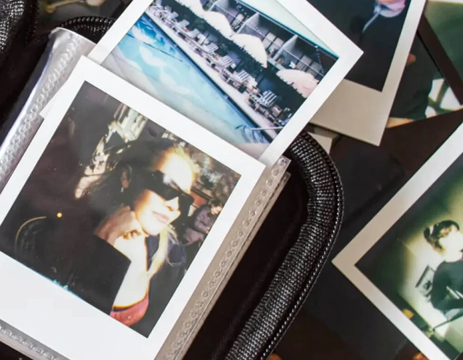 Polaroid Go Gen 2 із кольоровими фільтрами на об'єктиві