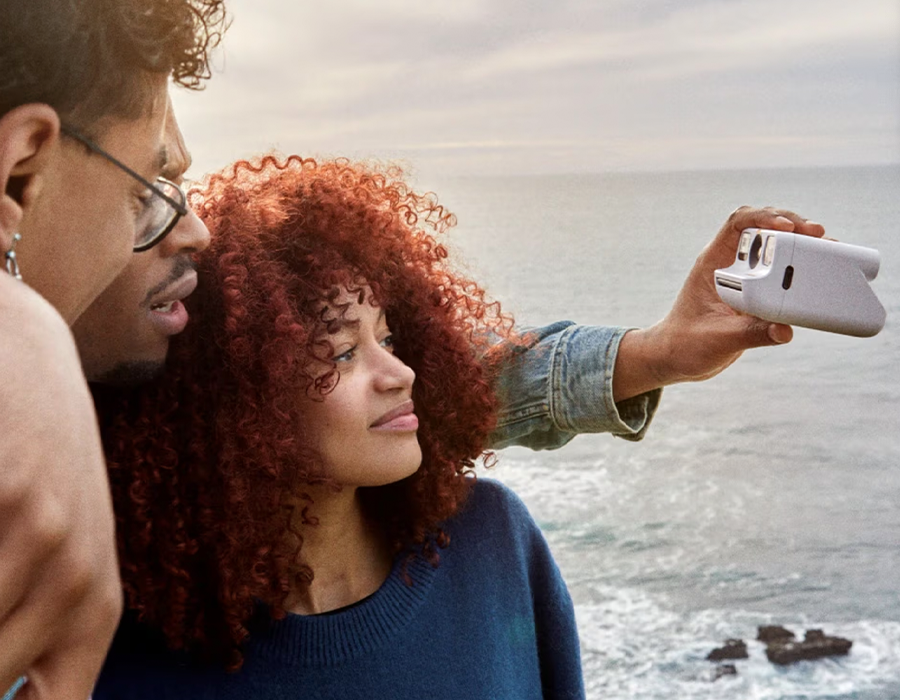 Polaroid Go Gen 2 у руках користувача, вид збоку