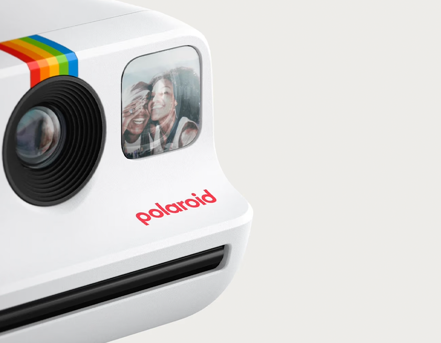 Дівчина робить селфі за допомогою Polaroid Go Gen 2