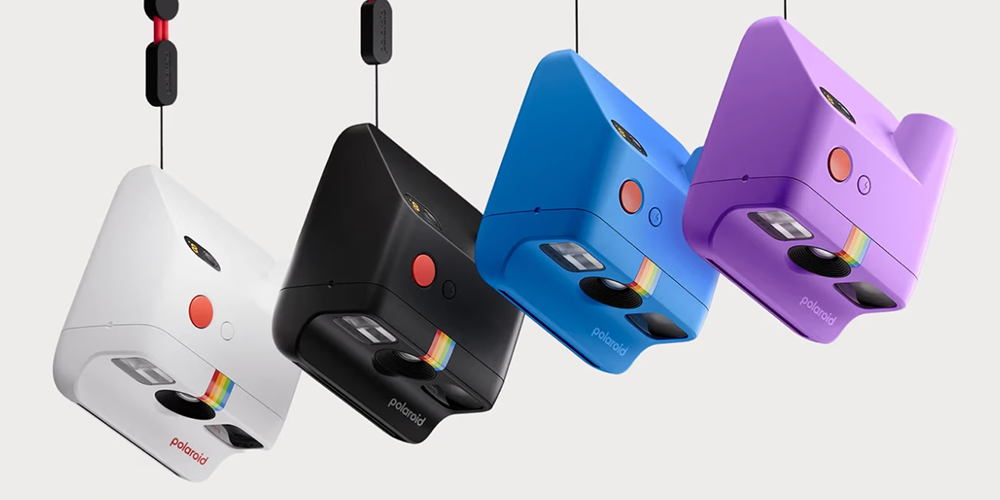 Камера Polaroid Go Gen 2 на білому фоні, вид спереду