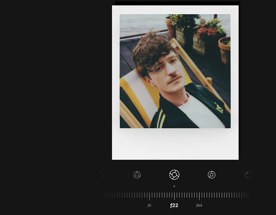Polaroid I-2 в автоматичному режимі зйомки, користувач натискає кнопку спуску