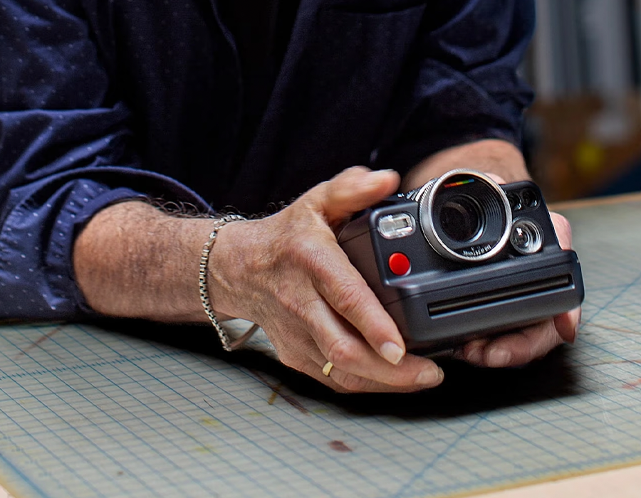 Polaroid I-2 у ретро дизайні чорного кольору, фронтальний вигляд