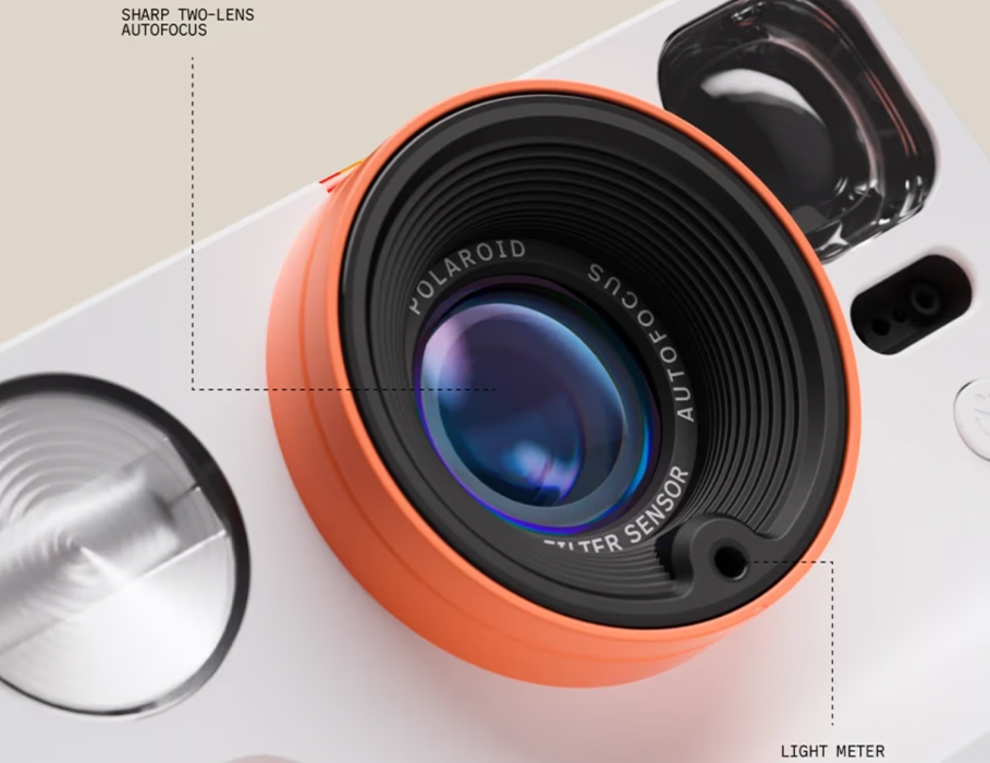 Камера Polaroid Now+ Gen 3 у руках користувача, боковий вигляд