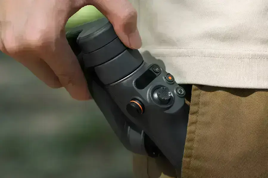 DJI Osmo Mobile 6 сложенный монопод с подключенным телефоном