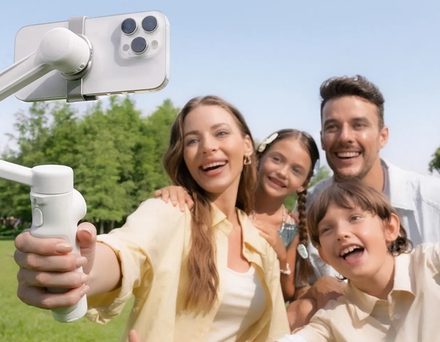 Insta360 Flow 2 у режимі групової зйомки з телефоном, встановленим на стабілізатор