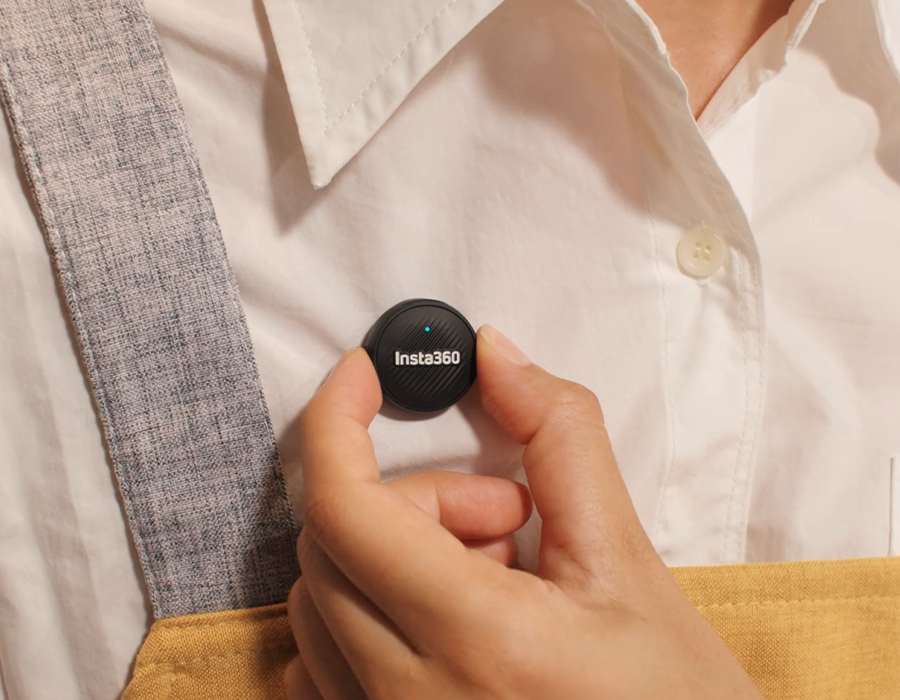 Мікрофон Insta360 Mic Air, підключений до стабілізатора Flow 2 для якісного запису звуку