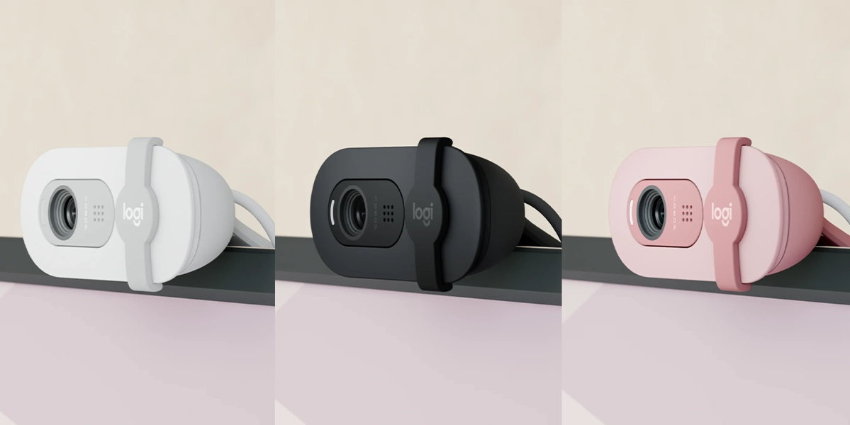 Веб-камера Logitech Brio 100 Full HD на столі під час відеозустрічі
