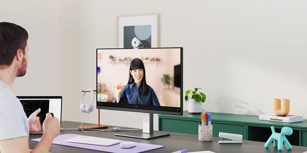 Веб-камера Logitech Brio 300 FHD в інтер'єрі