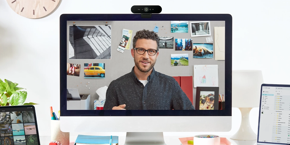 Веб-камера Logitech Brio 4K прикріплена на моніторі