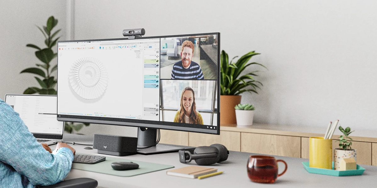 Веб-камера Logitech Brio 500 на моніторі ноутбука під час відеодзвінка