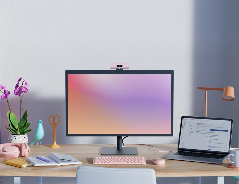 Logitech Brio 500 в інтер'єрі поруч із бездротовими аксесуарами Logitech