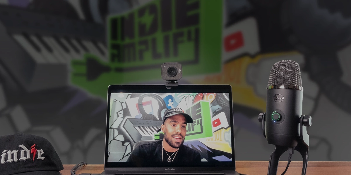Веб-камера Logitech StreamCam на штативі під час трансляції
