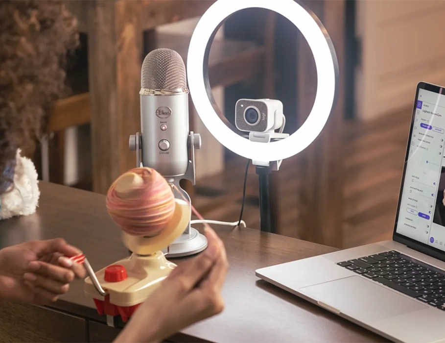 Ілюстрація функції автокадрування та експозиції в Logitech StreamCam