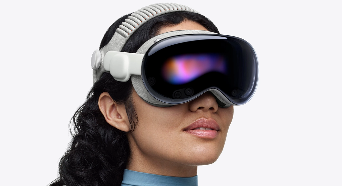 Apple Vision Pro M5 в жінки на голові