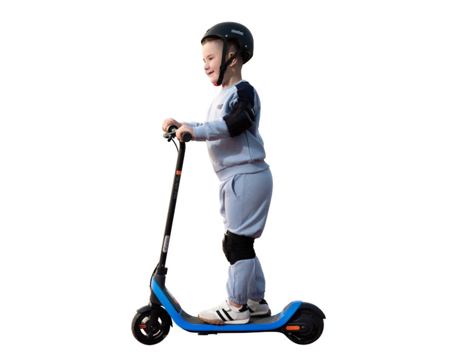 Ребенок катается на электросамокате Ninebot C2 Lite в медленном режиме