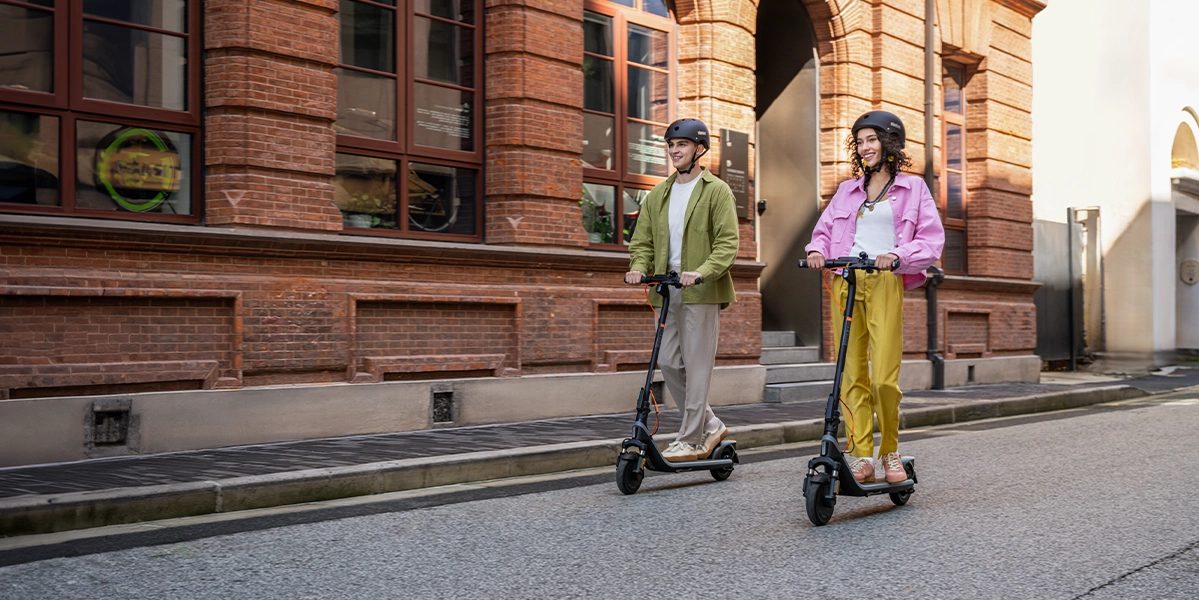 Электросамокат Segway-Ninebot E2 EII в полный рост