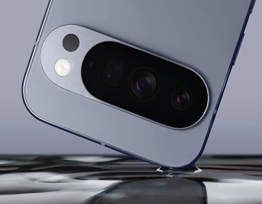 Google Pixel 10 Pro — крупний план телефону для демонстрації дизайну