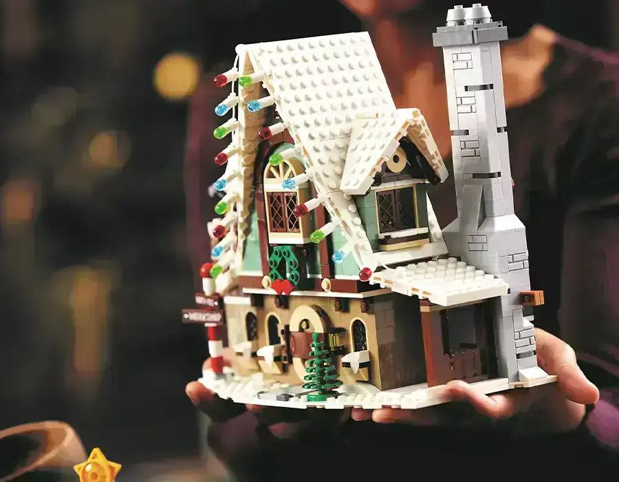 LEGO 10275 – задний вид домика эльфов со сценой катания на санях
