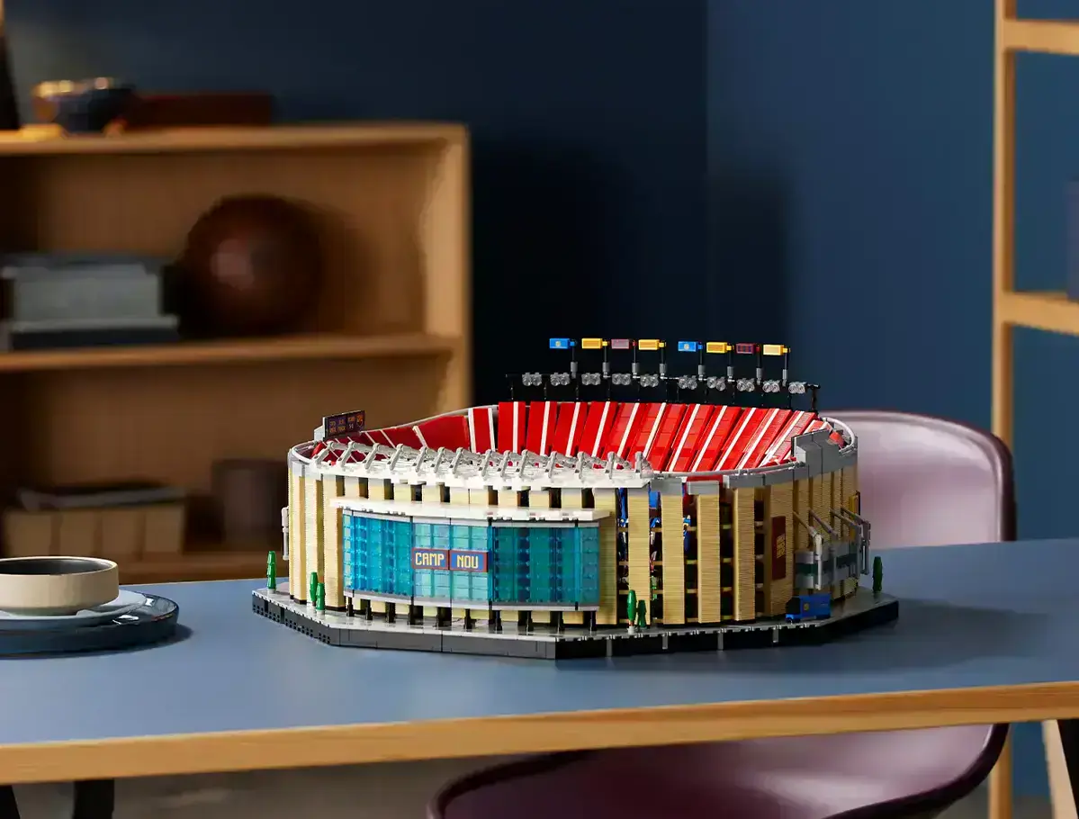 блоковий конструктор lego stadion kamp nou fk barselona стоїть на столі