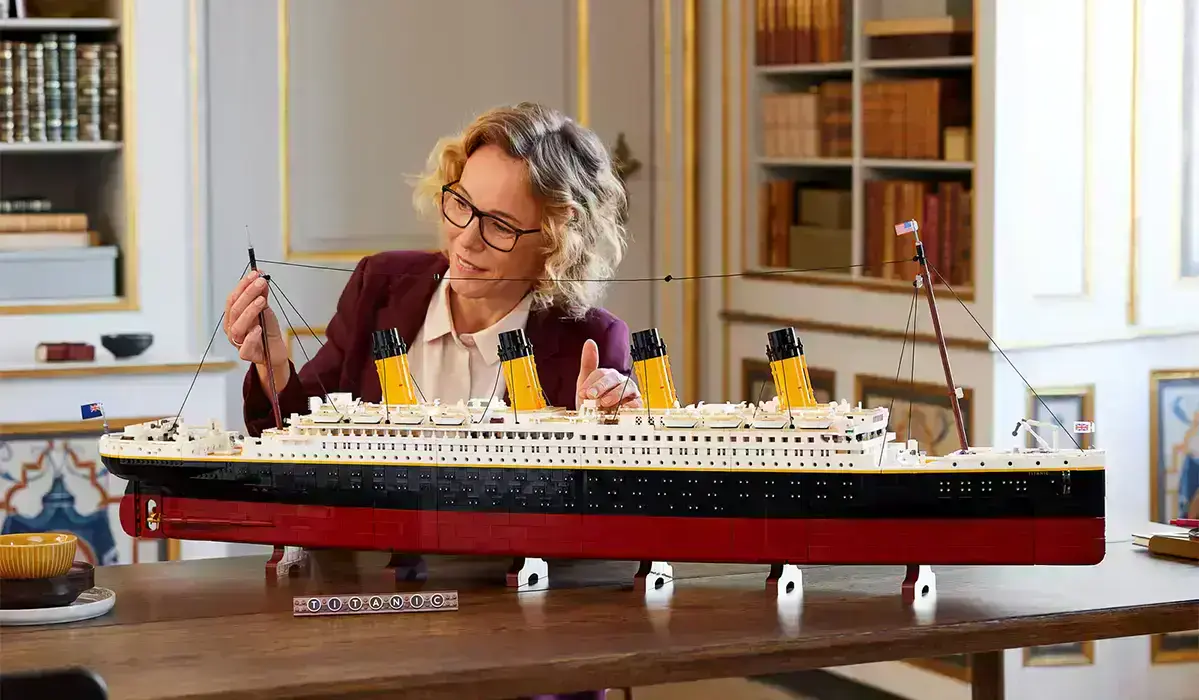 женщина собирает LEGO Титаник