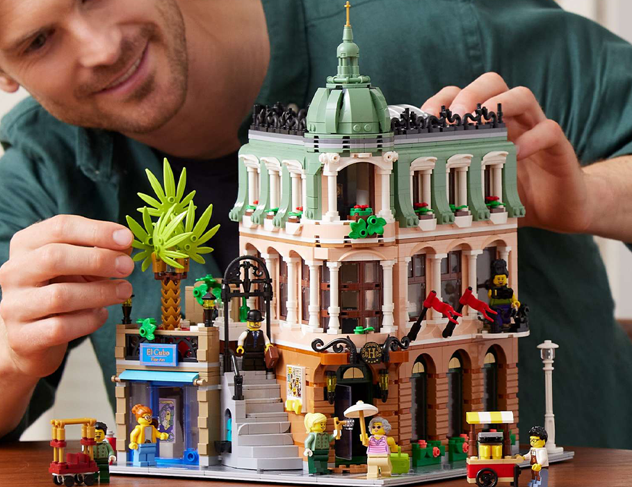 Блоковый конструктор LEGO Icons Бутик-отель (10297)