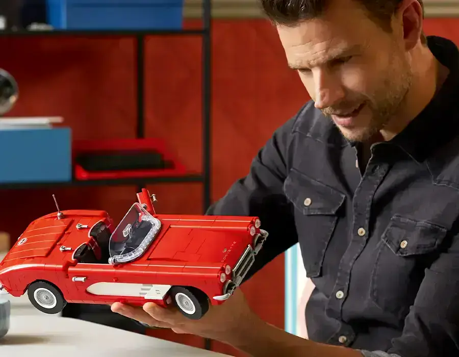 LEGO Icons Corvette – съёмная крыша и обзор детализированного интерьера кабриолета
