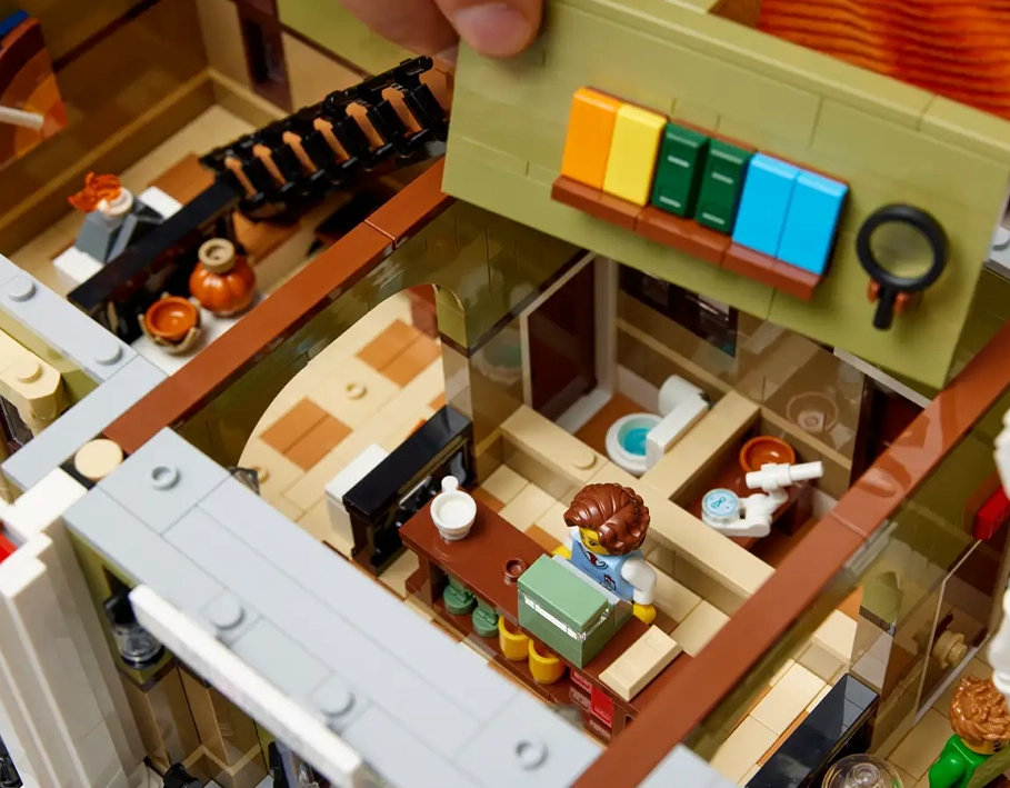 Інтер'єр LEGO Icons Natural History Museum 10326 із залами та експонатами