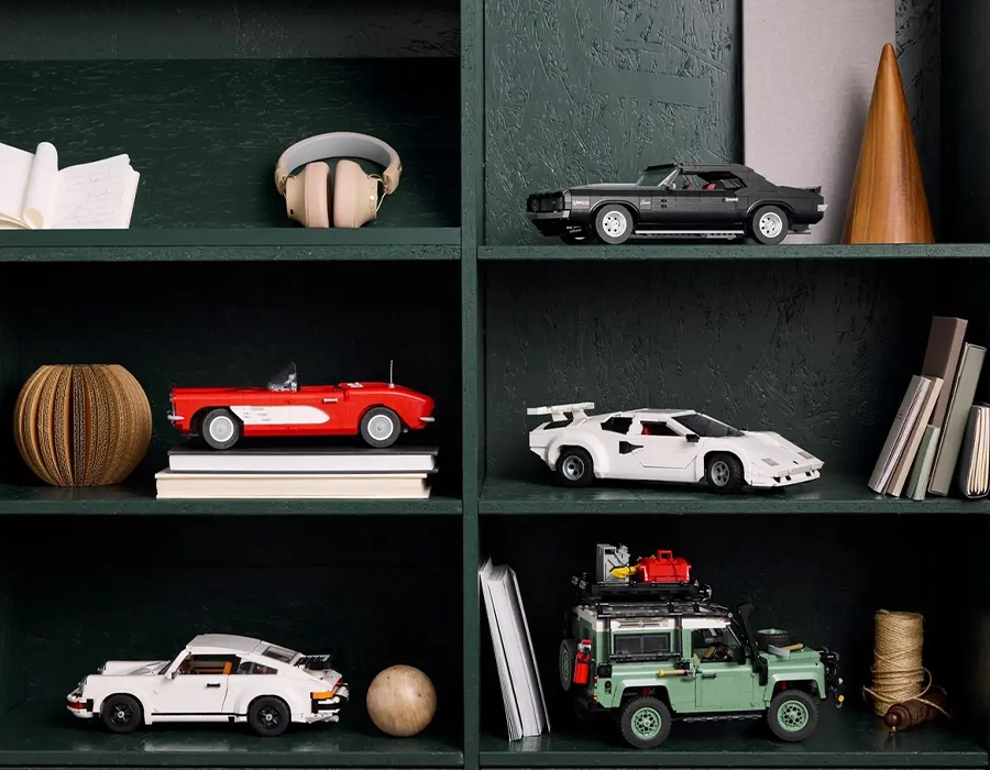 LEGO Icons 10337 – вид сбоку на Lamborghini Countach 5000 Quattrovalvole с открытыми дверями и капотом