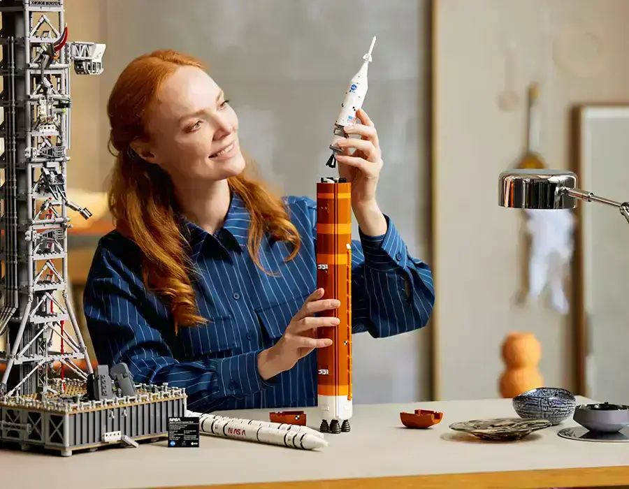 LEGO Система запуска NASA Артемида на демонстрационной подставке — боковой вид всей конструкции