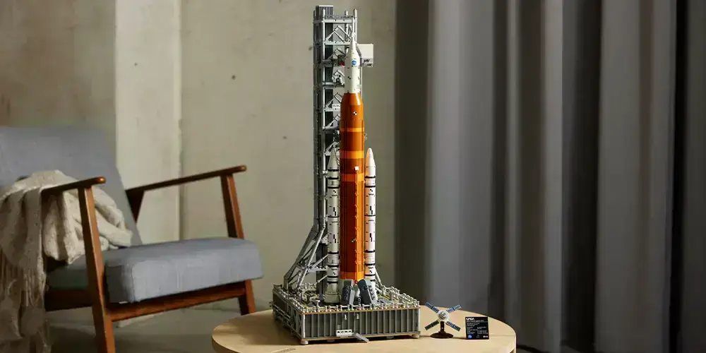 Модель LEGO Icons Артемида — общий вид с ракетой, стартовой платформой и пусковой башней