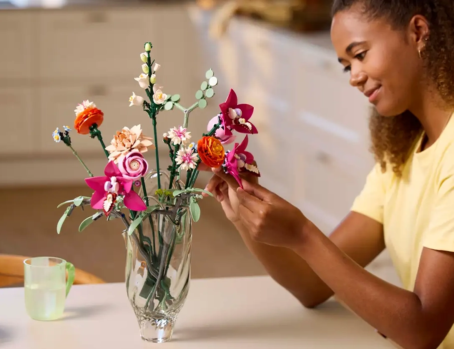 LEGO Botanicals 10342 – детали различных цветов для сборки розового букета