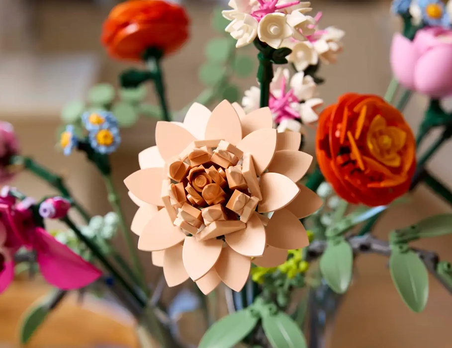 LEGO Botanicals 10342 – регулируемые стебли и композиция букета в вазе