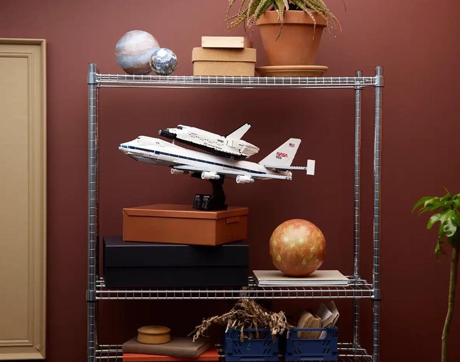 LEGO Icons 10360 – експозиція моделі Boeing 747 із шатлом NASA Enterprise на підставці
