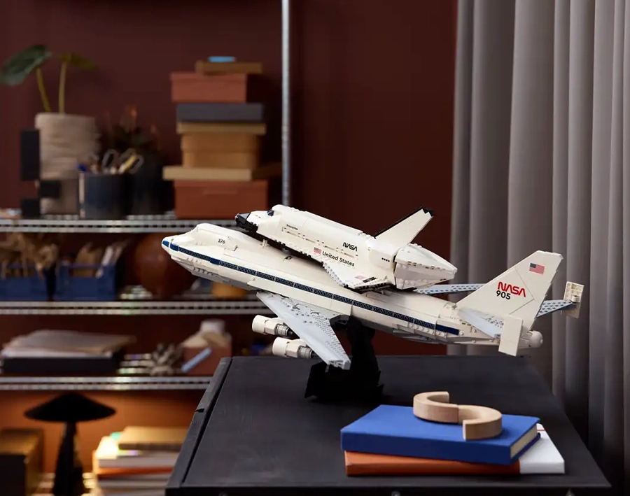 LEGO Icons 10360 – вид деталі Boeing 747 із висувним шасі та космічним шатлом на платформі