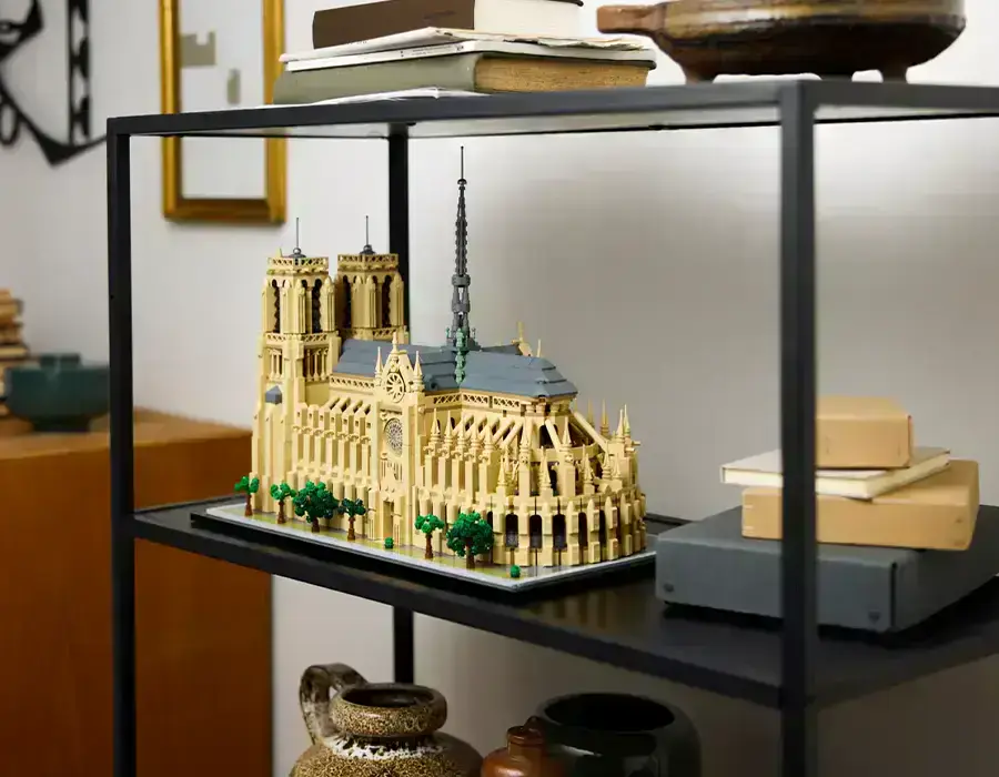 LEGO 21061 — архитектурная модель Нотр-Дам-де-Пари с видом на внутреннее убранство
