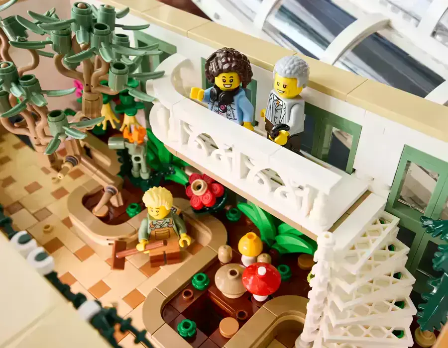 LEGO Ботанічний сад — вигляд на внутрішній двір з квітами, лавками та мініфігурками