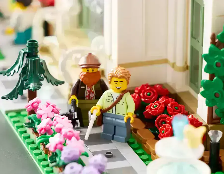 Деталізований інтер’єр LEGO Ботанічного саду з кав’ярнею, рослинами та меблями