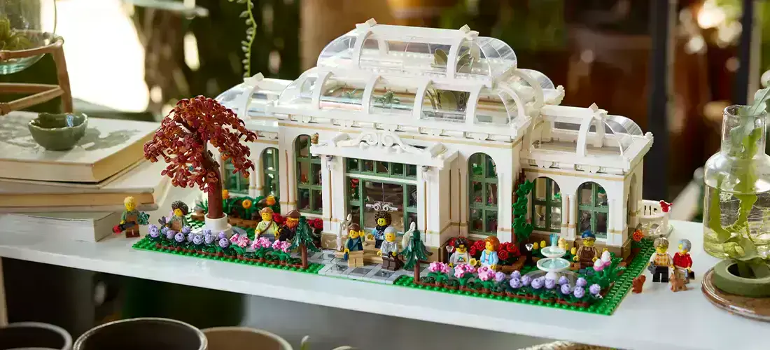 LEGO Ботанічний сад — вид згори на всю конструкцію з рослинами, атріумами та фігурками