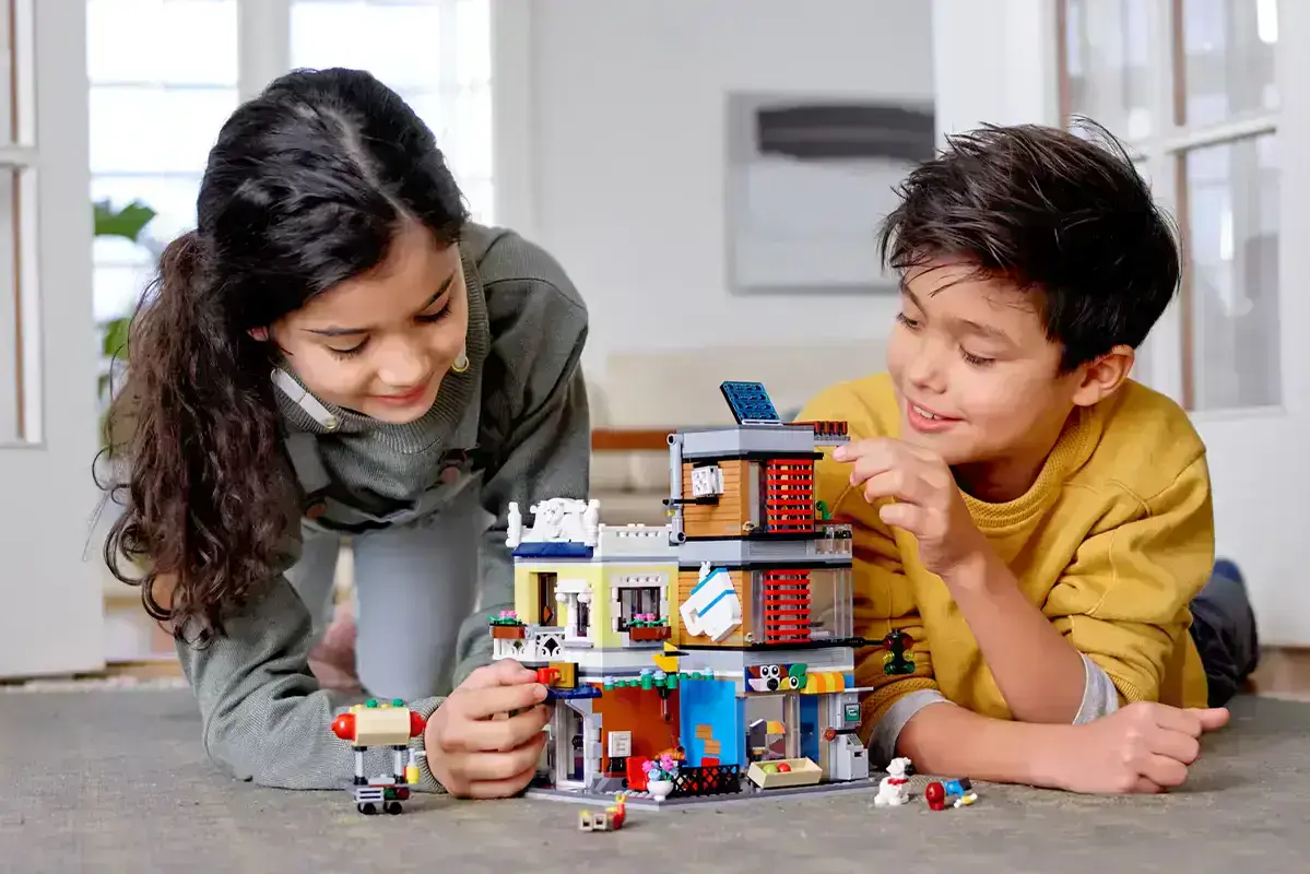 Блоковий конструктор LEGO Creator Зоомагазин та кафе в центрі міста (31097)