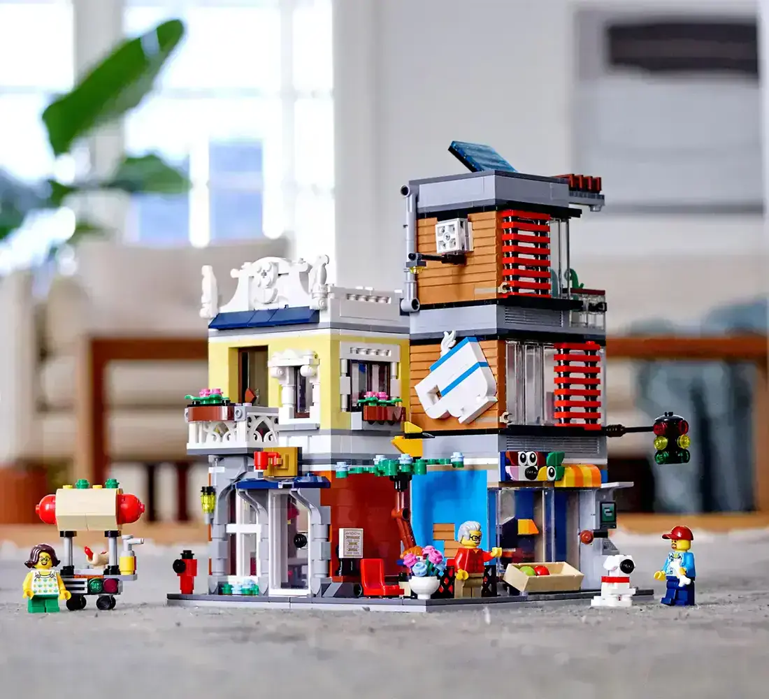 Блоковий конструктор LEGO Creator Зоомагазин та кафе в центрі міста (31097)