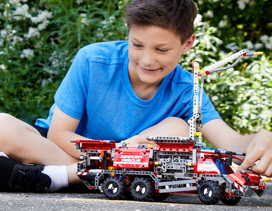 Блоковий конструктор LEGO Technic Автомобіль рятувальної служби аеропорту (42068)