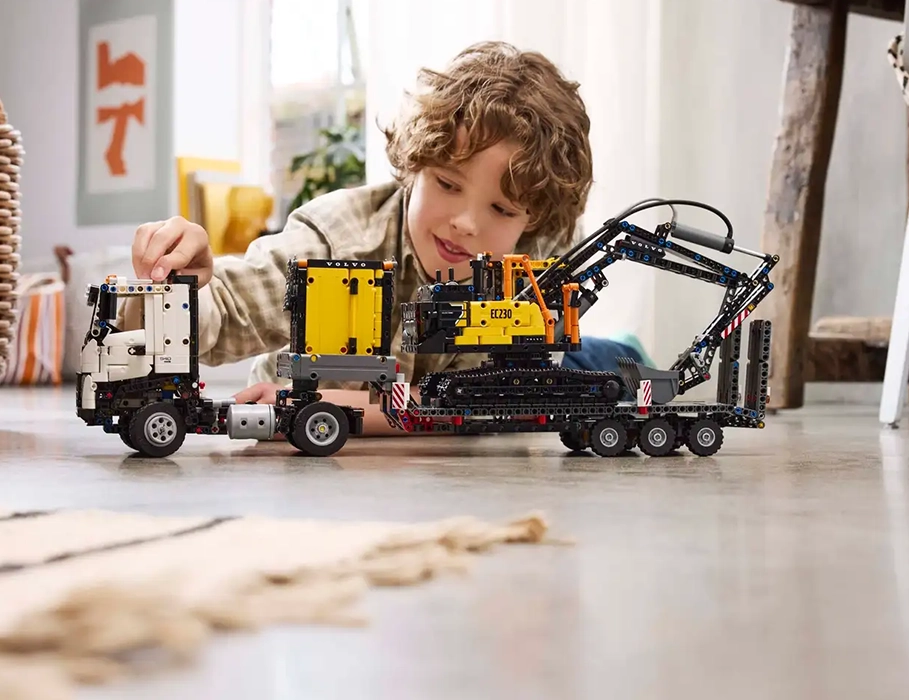 LEGO Technic екскаватор EC230 — обертання на 360 градусів та підйом ковша за допомогою пневматики